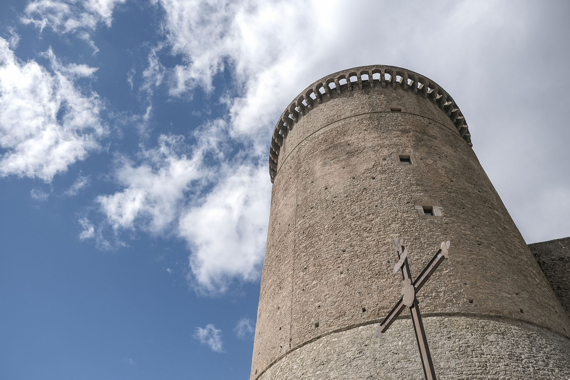 La torre normanna di Tricarico vista dal basso